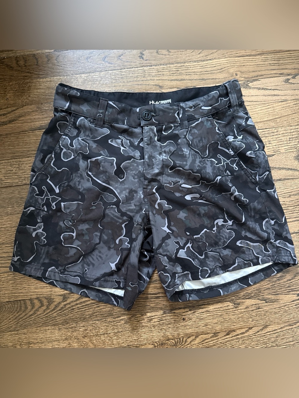 Men’s HUK Low Country Performance Fishing Shorts Black Gray Camo 6” Inseam S